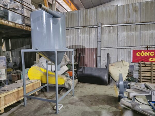 Silo chứa 500kg hạt thành phẩm của hệ thống tạo hạt nhựa