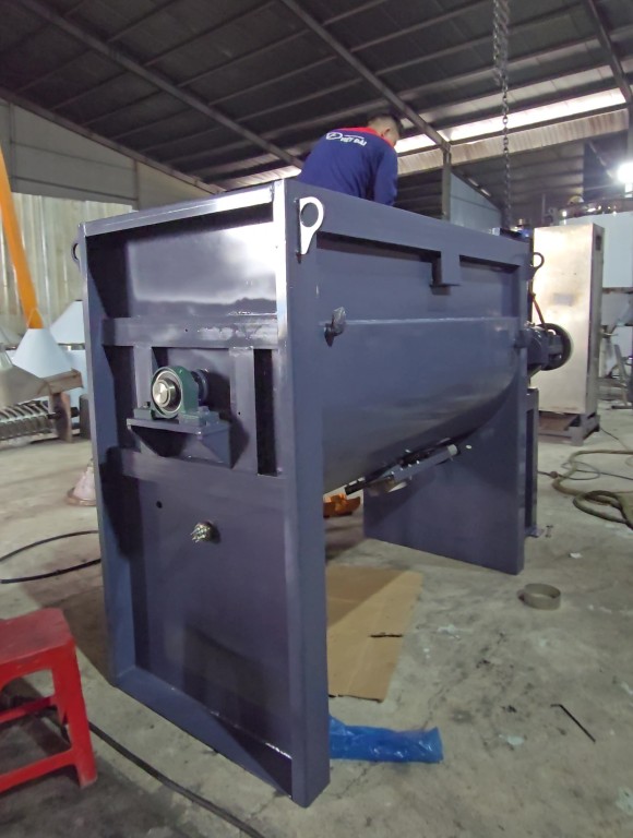 Bồn trộn nhựa nằm ngang đang gia công
