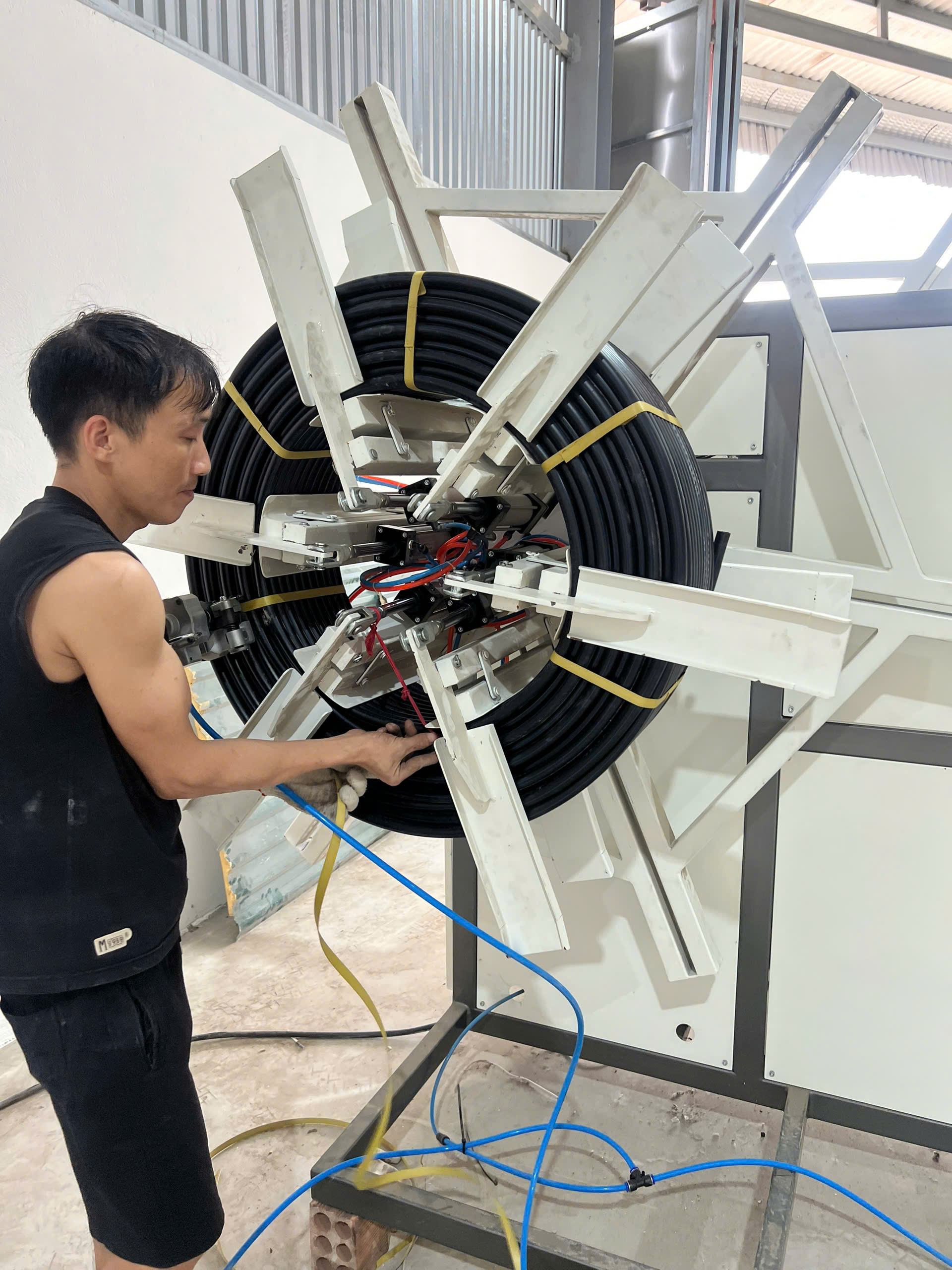 Máy cuộn trong dây chuyền đùn ống nhựa